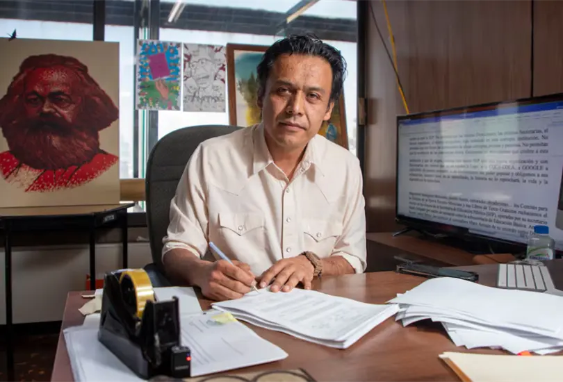 El exdirector de Materiales Educativos firm&oacute; el documento de despido dentro del inmueble y sali&oacute; con un retrato de Karl Marx.