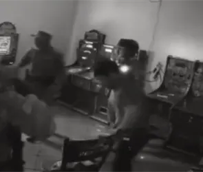 "Somos la muerte": filtran video de militares golpeando brutalmente a joven en local de tragamonedas en Michoac&aacute;n