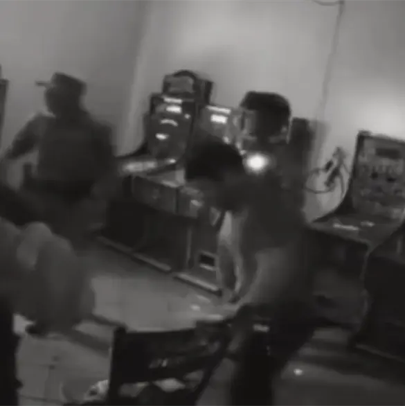 "Somos la muerte": filtran video de militares golpeando brutalmente a joven en local de tragamonedas en Michoac&aacute;n