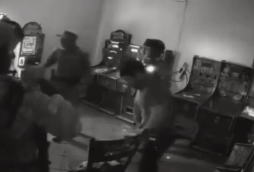Militares golpean brutalmente a joven en local de tragamonedas