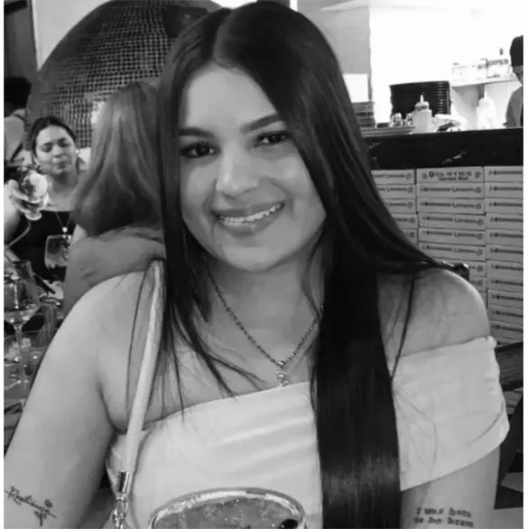 Falso repartidor asesina a joven al entregarle flores en su casa Falso repartidor asesina a joven al entregarle flores en su casa