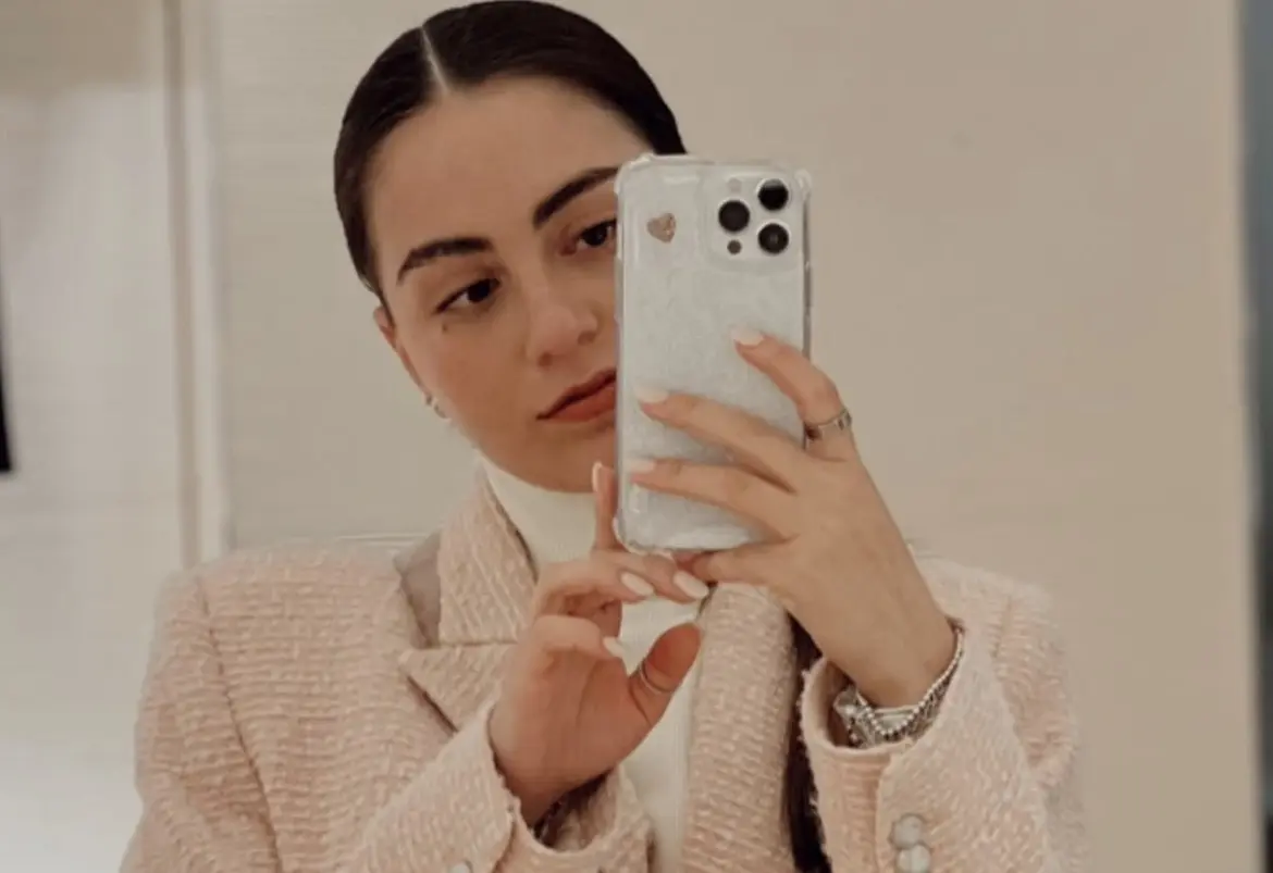 La joven suele compartir sus outfits diarios con sus seguidores.<br> La joven suele compartir sus outfits diarios con sus seguidores.<br>