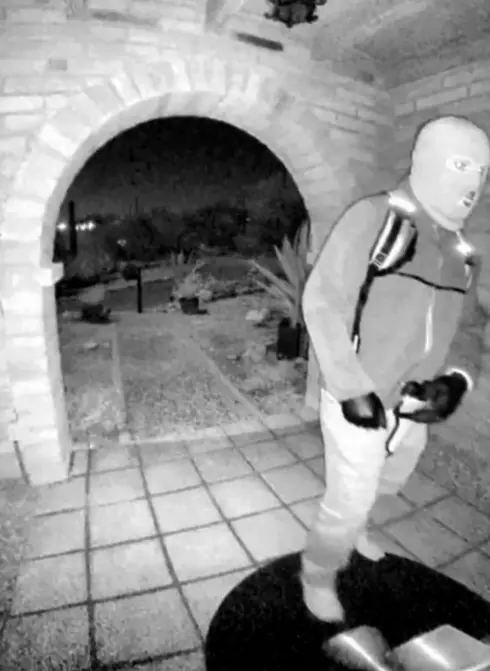 La agencia federal difundió imágenes captadas por cámaras de seguridad donde aparece un hombre enmascarado manipulando el sistema de videovigilancia de la casa FBI.