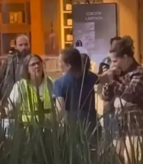 Durante la confrontación, captada en video, gritó: "Mi abuelo es presidente municipal de Naucalpan, estúpida, así que bájale Captura de pantalla.