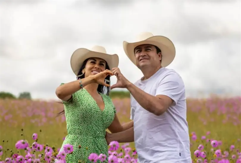 En un video se ve al presidente municipal de Chignahuapan entregando flores y un oso de peluche gigante a su esposa con lo que parece ser un fajo de dinero en la mano.
