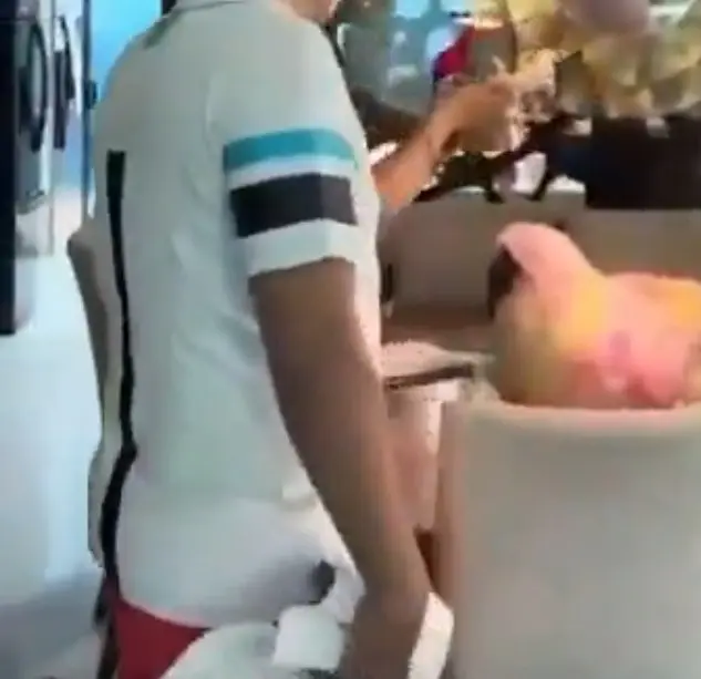 El alcalde llevaba un paquete en la mano, aseguran que eran billetes. Especial.