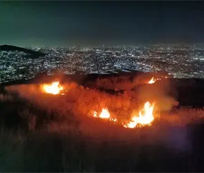 Fuerte incendio en Jardines del Recuerdo, Tlalnepantla: columna de humo alerta a vecinos