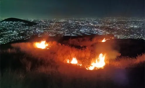 Fuerte incendio en Jardines del Recuerdo, Tlalnepantla: columna de humo alerta a vecinos Fuerte incendio en Jardines del Recuerdo, Tlalnepantla: columna de humo alerta a vecinos
