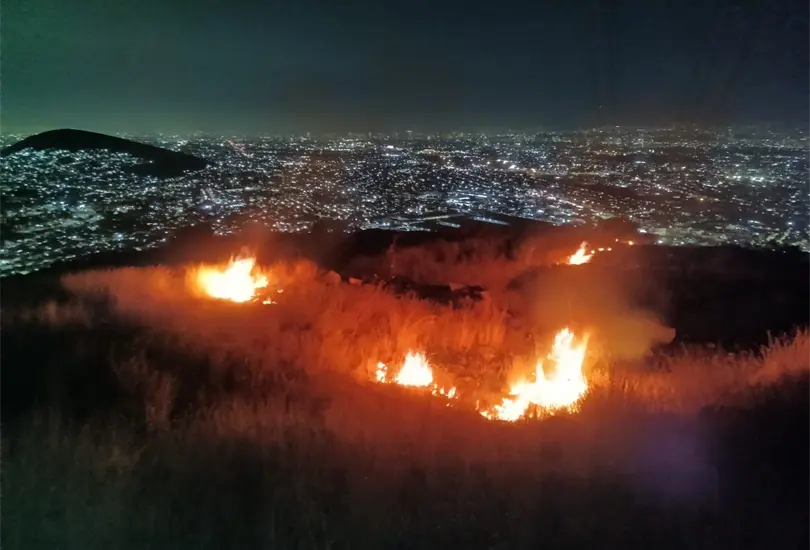 Fuerte incendio en Jardines del Recuerdo, Tlalnepantla: columna de humo alerta a vecinos