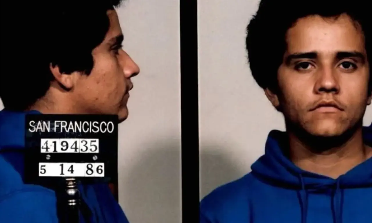  La fotografía de registro lo muestra con sudadera con capucha, acné visible y bigote incipiente. 