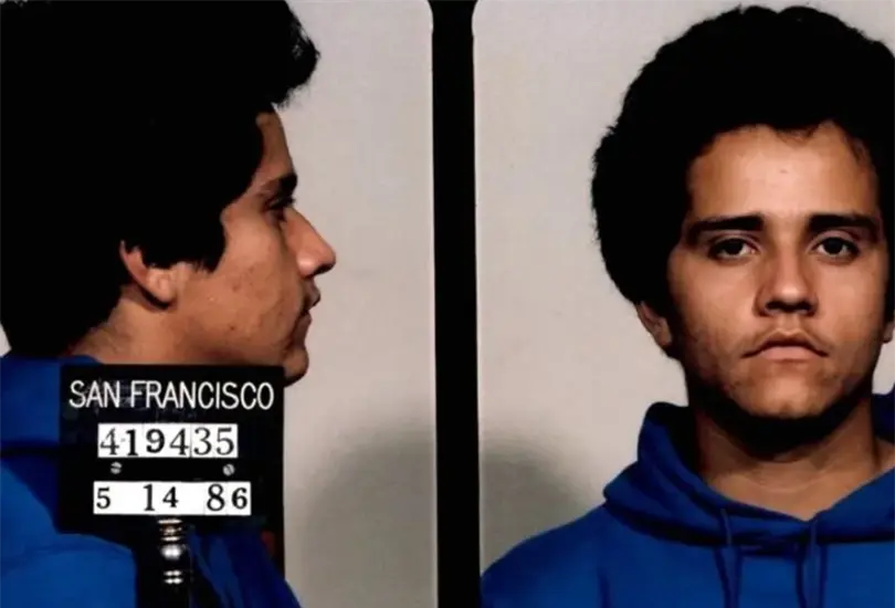 La fotografía de registro lo muestra con sudadera con capucha, acné visible y bigote incipiente. La fotografía de registro lo muestra con sudadera con capucha, acné visible y bigote incipiente.