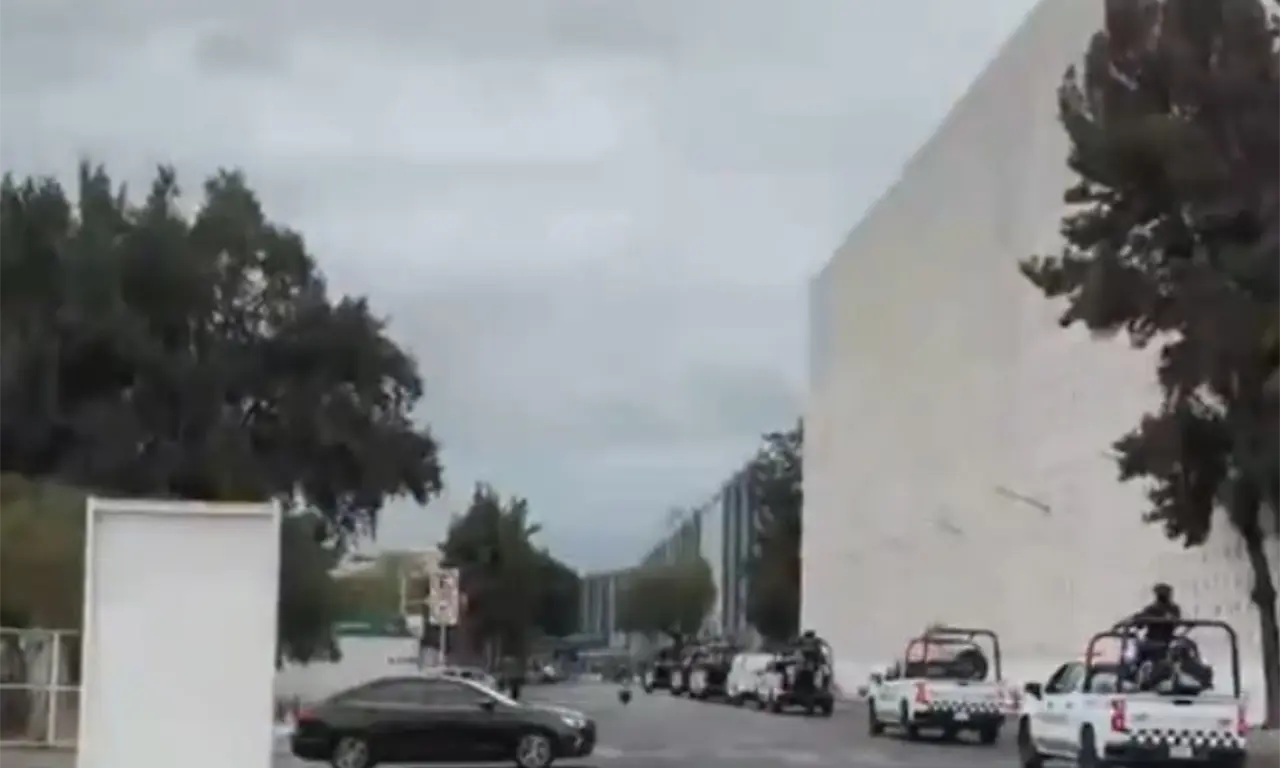  El movimiento se realizó desde el hangar militar en la Ciudad de México bajo un amplio despliegue de seguridad que incluyó múltiples unidades oficiales escoltando el convoy. 