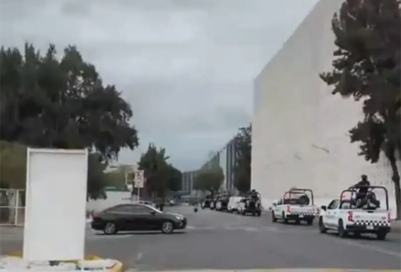 El movimiento se realiz&oacute; desde el hangar militar en la Ciudad de M&eacute;xico bajo un amplio despliegue de seguridad que incluy&oacute; m&uacute;ltiples unidades oficiales escoltando el convoy.