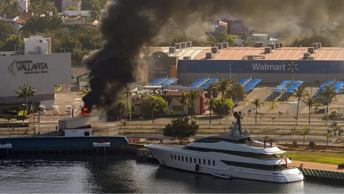  Del lujo al caos: incendios y bloqueos estremecen Puerto Vallarta 