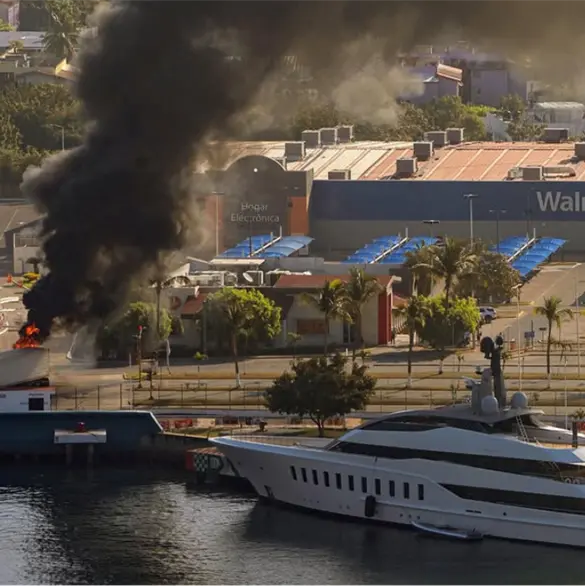 Domingo de terror en Puerto Vallarta: autos en llamas, yates expuestos y vuelos suspendidos Domingo de terror en Puerto Vallarta: autos en llamas, yates expuestos y vuelos suspendidos