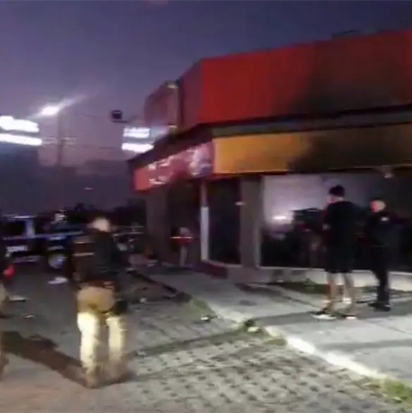 Violencia sin tregua en Jalisco: incendios, saqueos y balaceras continuaron toda la madrugada tras muerte de El Mencho Violencia sin tregua en Jalisco: incendios, saqueos y balaceras continuaron toda la madrugada tras muerte de El Mencho