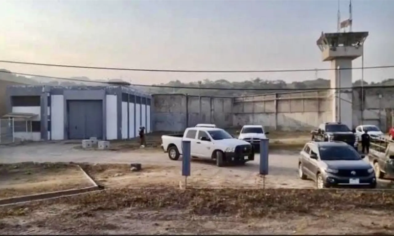  Fuga masiva de penal de Puerto Vallarta desata cacería nacional contra 23 reos 