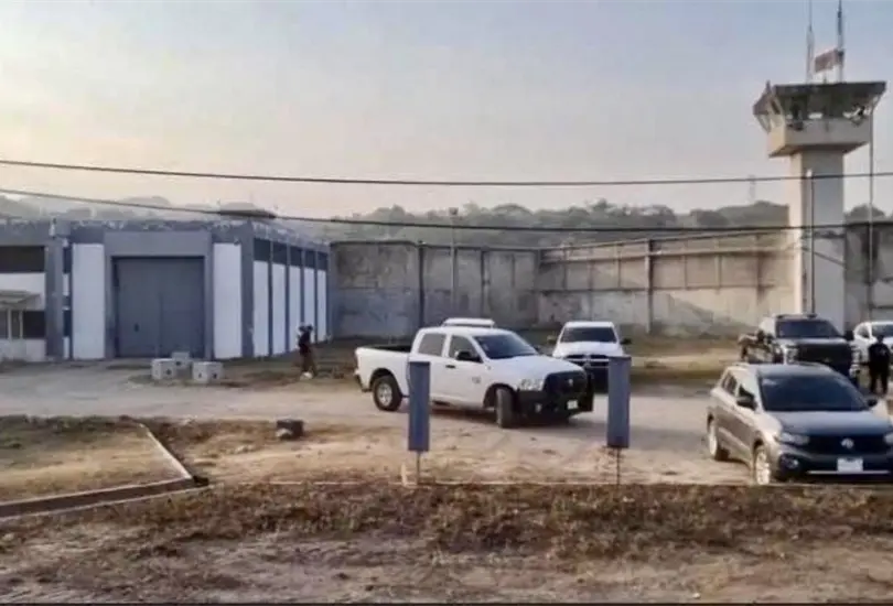 Fuga masiva de penal de Puerto Vallarta desata cacer&iacute;a nacional contra 23 reos
