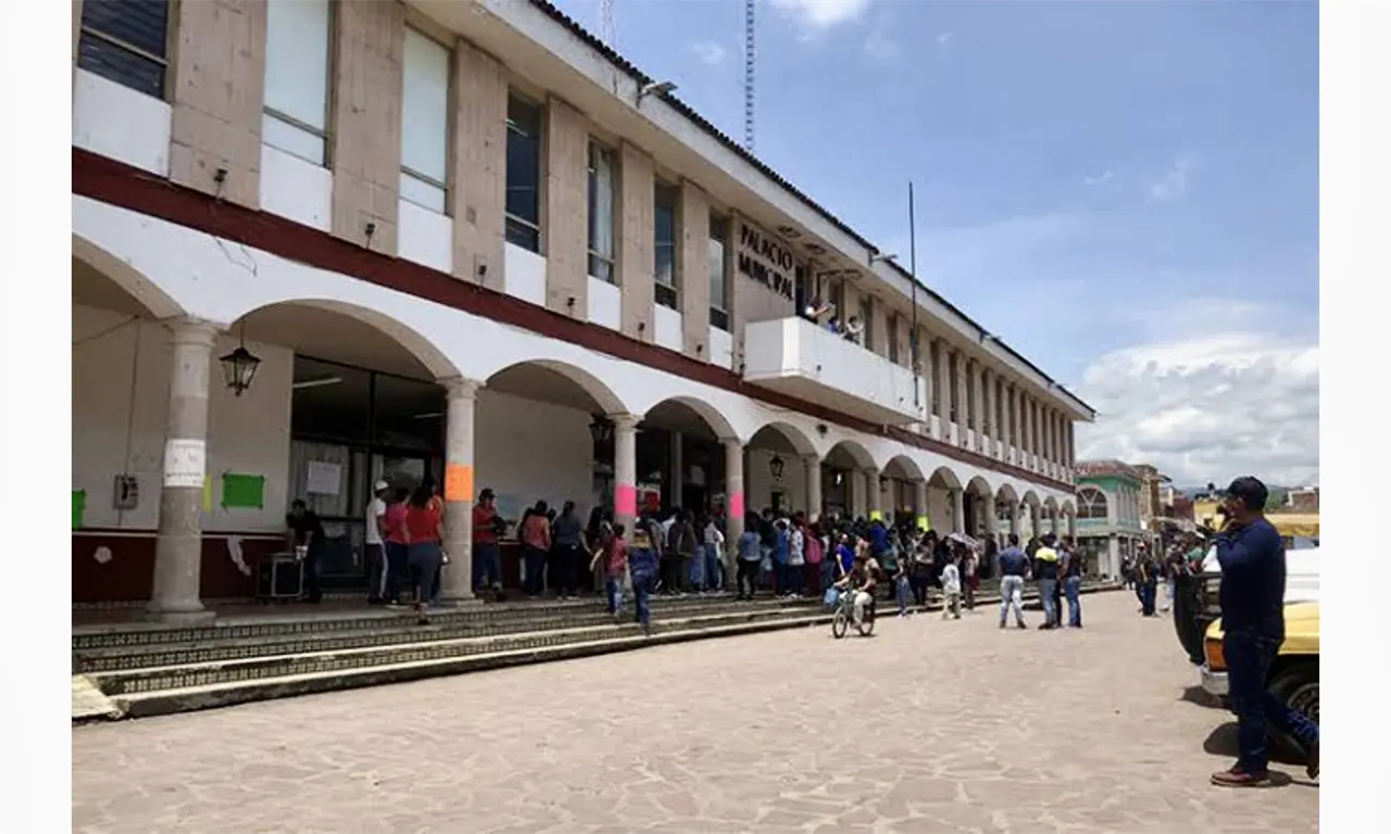 Ataque armado en Jiquilpan: rafaguean la Presidencia Municipal, sicarios difunden el video 