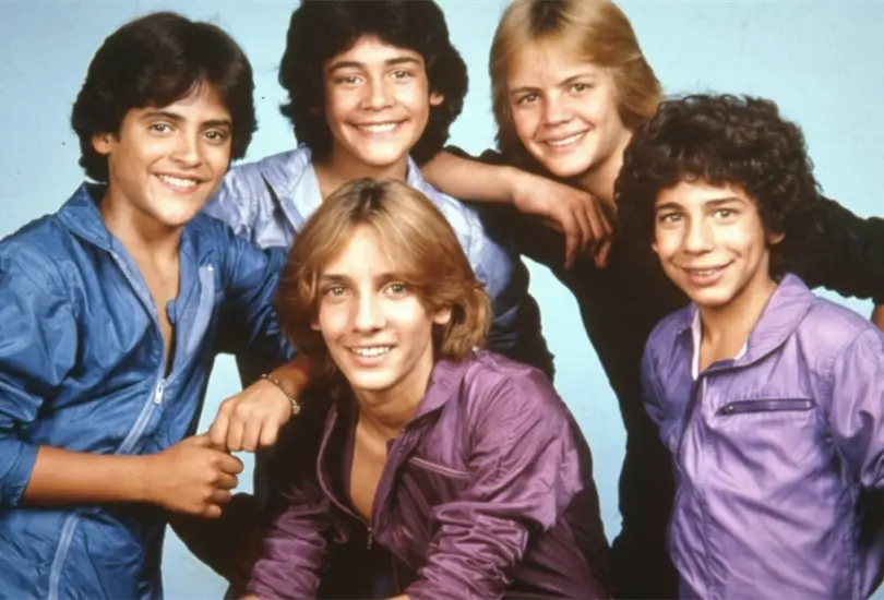 Menudo fue una popular banda juvenil puertorriqueña que tuvo gran éxito en Estados Unidos y toda Latinoamérica. La agrupación estaba formada por cinco adolescentes, aunque fueron varios artistas los que desfilaron por la banda debido a que, cuando cumplían 16 años, tenían que irse y eran reemplazados.