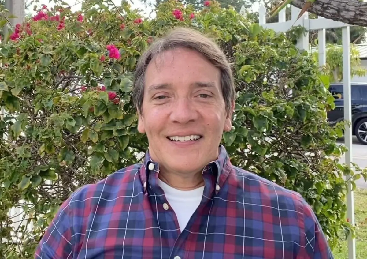 Ahora tiene 58 años, está casado con Leyda Barreto y tiene tres hijos. Ha seguido activo en la música, participando en conciertos nostálgicos y en proyectos relacionados con la historia de 'Menudo'.