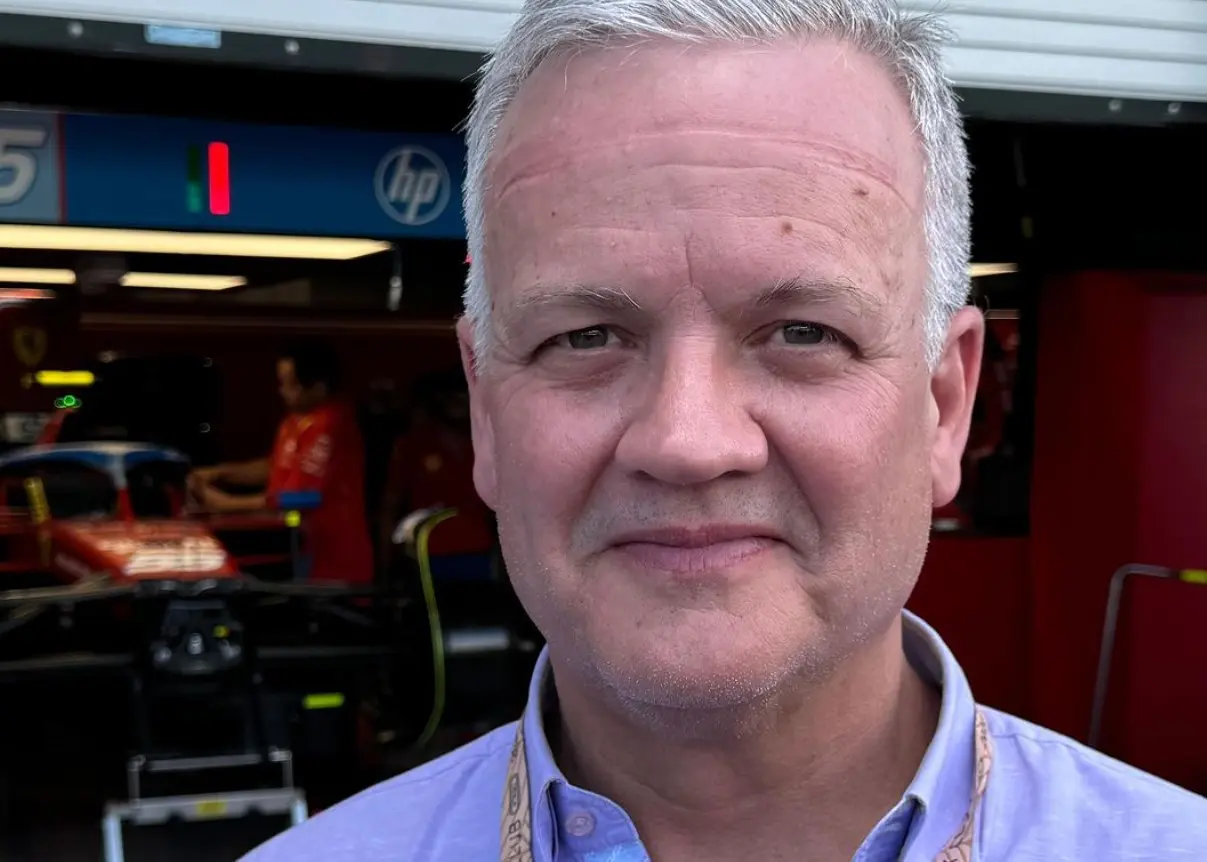 Ahora tiene 57 años y es padre de dos hijos. Dejó la música y se convirtió en analista financiero, presentando programas de economía en CNN en Español.