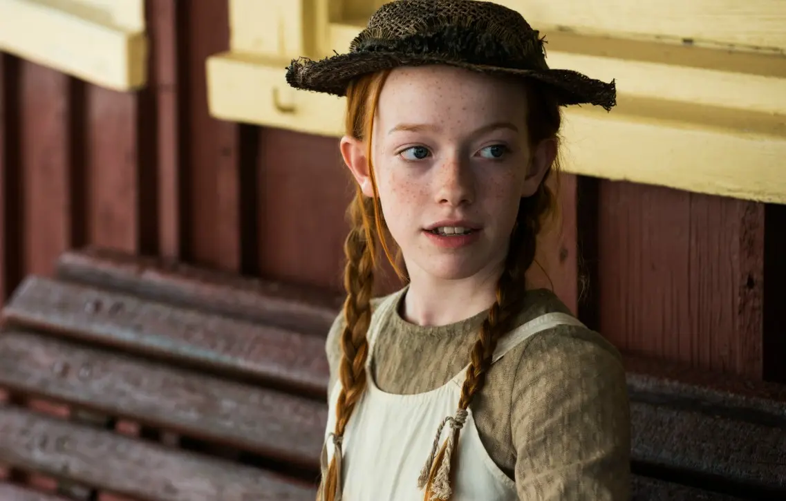 Este drama inspirado en la novela clásica conquistó por su sensibilidad y profundidad emocional. La historia de Anne Shirley abordó temas como la identidad, el bullying y la inclusión, ganándose el cariño del público. Su cancelación tras tres temporadas dejó varias tramas sin desarrollar.<br>