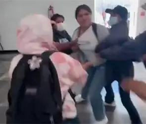 Momento en que pobladores en Oaxaca entran al Congreso y secuestran a alcaldesa Italivi Juárez Momento en que pobladores en Oaxaca entran al Congreso y secuestran a alcaldesa Italivi Juárez