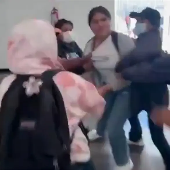 Momento en que pobladores en Oaxaca entran al Congreso y secuestran a alcaldesa Italivi Ju&aacute;rez