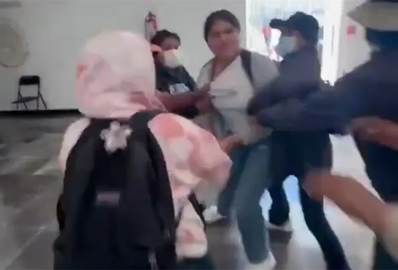 La alcaldesa intentó escapar, pero la alcanzaron. La alcaldesa intentó escapar, pero la alcanzaron.