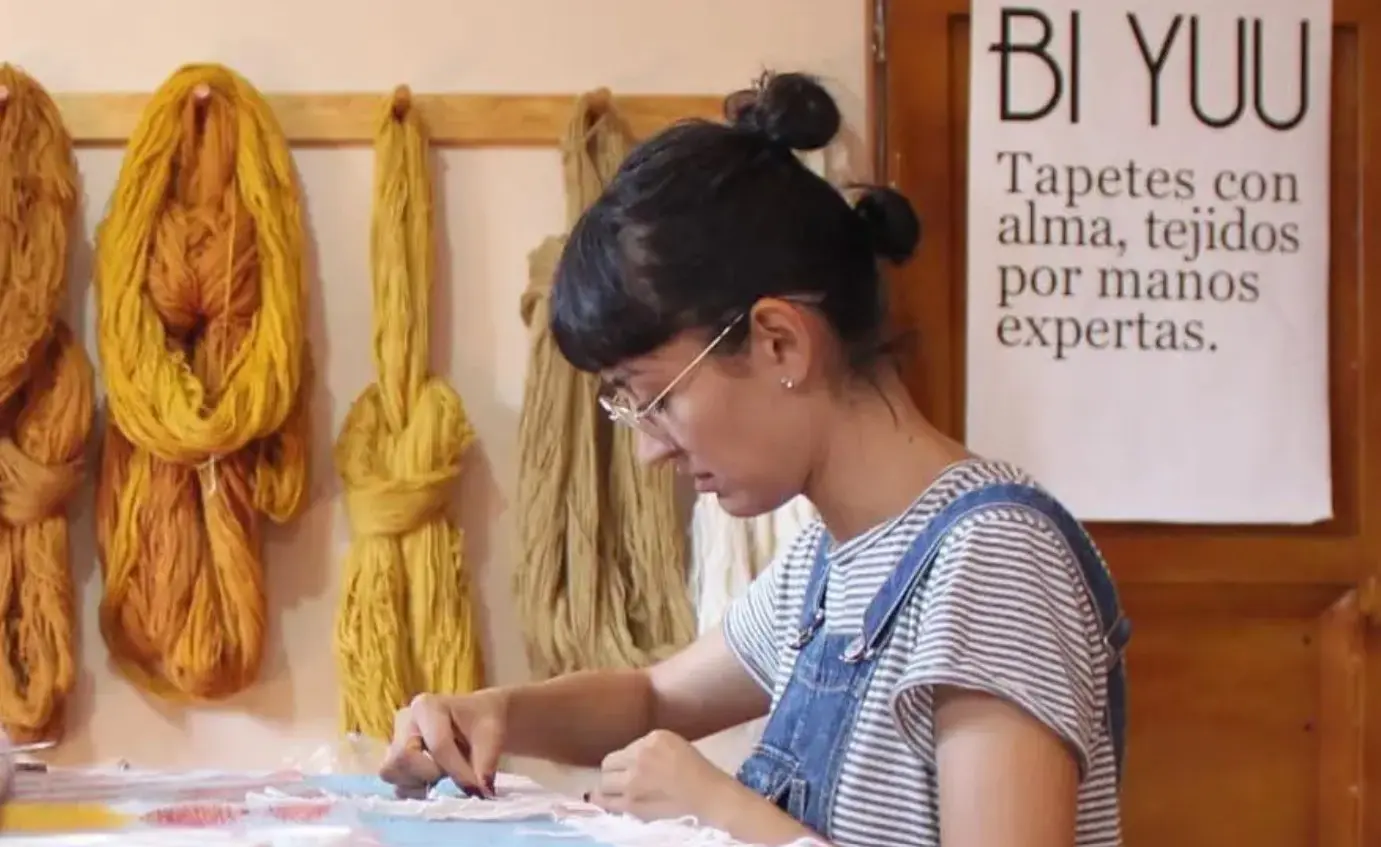 Estudió diseño textil en la Universidad Iberoamericana de la Ciudad de México.