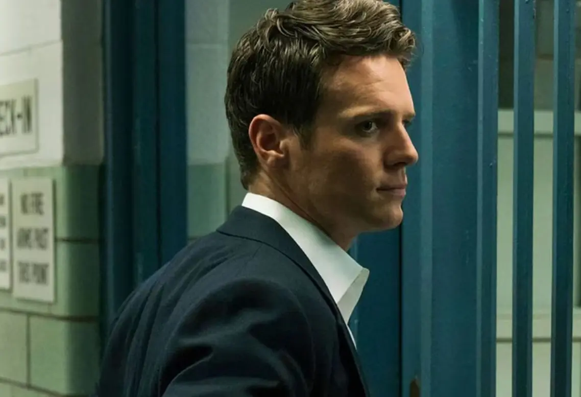 Basada en los inicios del perfilamiento criminal del FBI, la serie fue elogiada por su calidad narrativa y actuaciones. A pesar de su prestigio y buena recepción, el proyecto quedó en pausa indefinida tras dos temporadas.