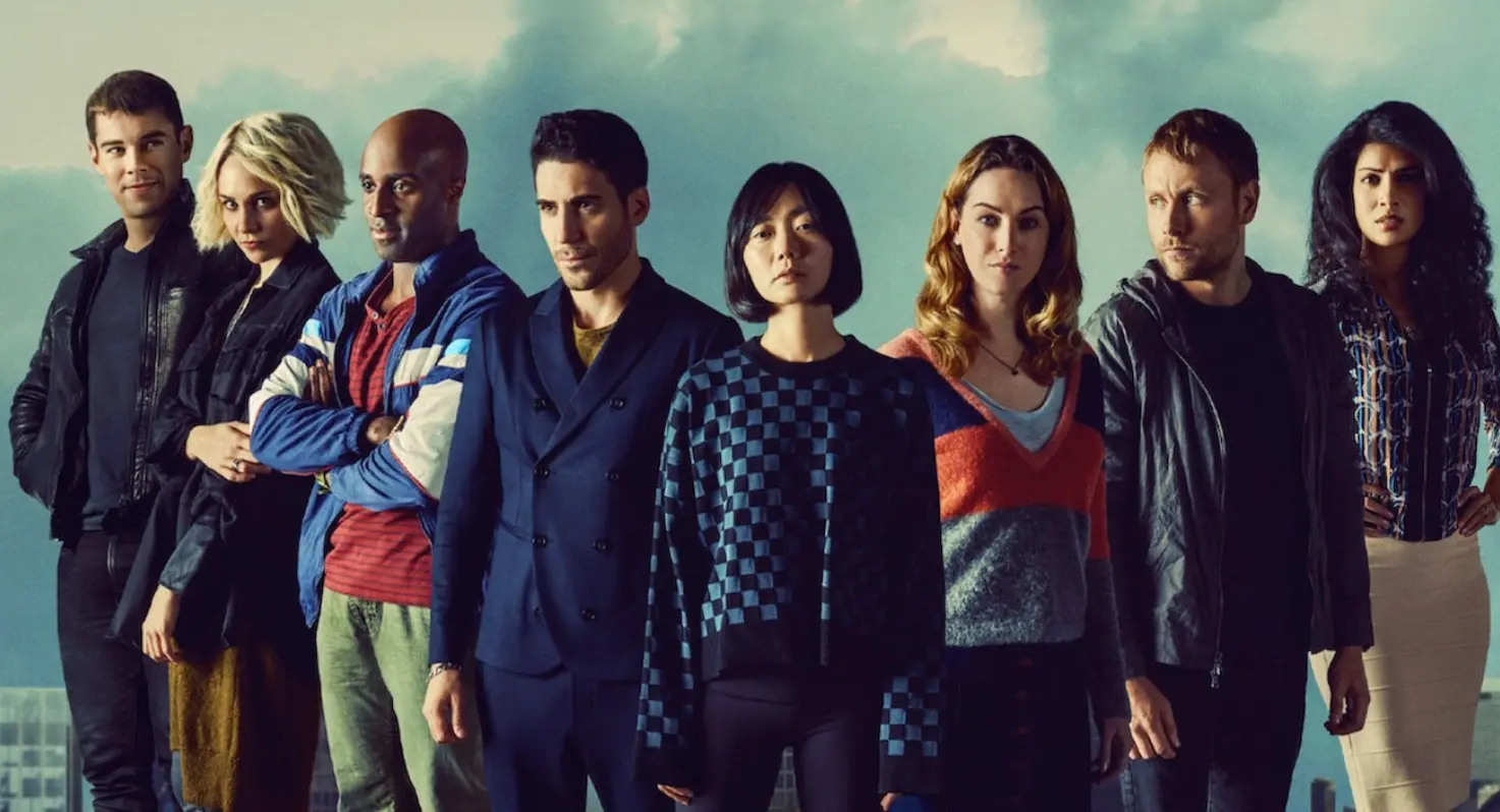 Creada por las hermanas Wachowski, 'Sense8' destacó por su diversidad, su narrativa global y su mensaje sobre la empatía humana. Aunque su calidad y originalidad fueron reconocidas, la serie enfrentó costos de producción muy altos. Tras su cancelación, la presión de los fans logró que Netflix ofreciera un episodio final, pero muchos consideran que eso no bastó para cerrar adecuadamente todas las líneas argumentales.