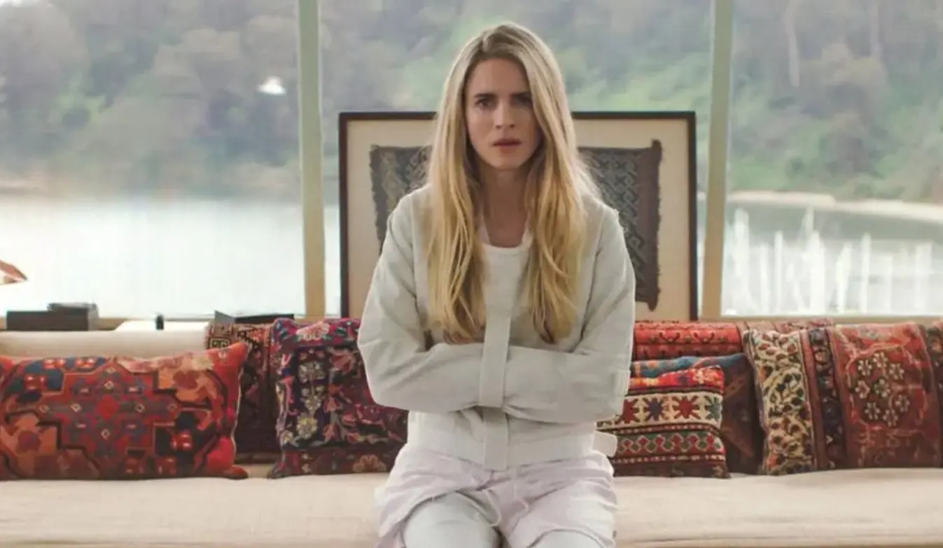 Con una propuesta original y compleja, esta serie mezcló ciencia ficción, drama y misterio. Su narrativa poco convencional sobre viajes a otras dimensiones y su ambicioso desarrollo generaron una base de fans fiel. La cancelación tras dos temporadas dejó la historia inconclusa y, hasta la fecha, sus seguidores piden una nueva temporada.