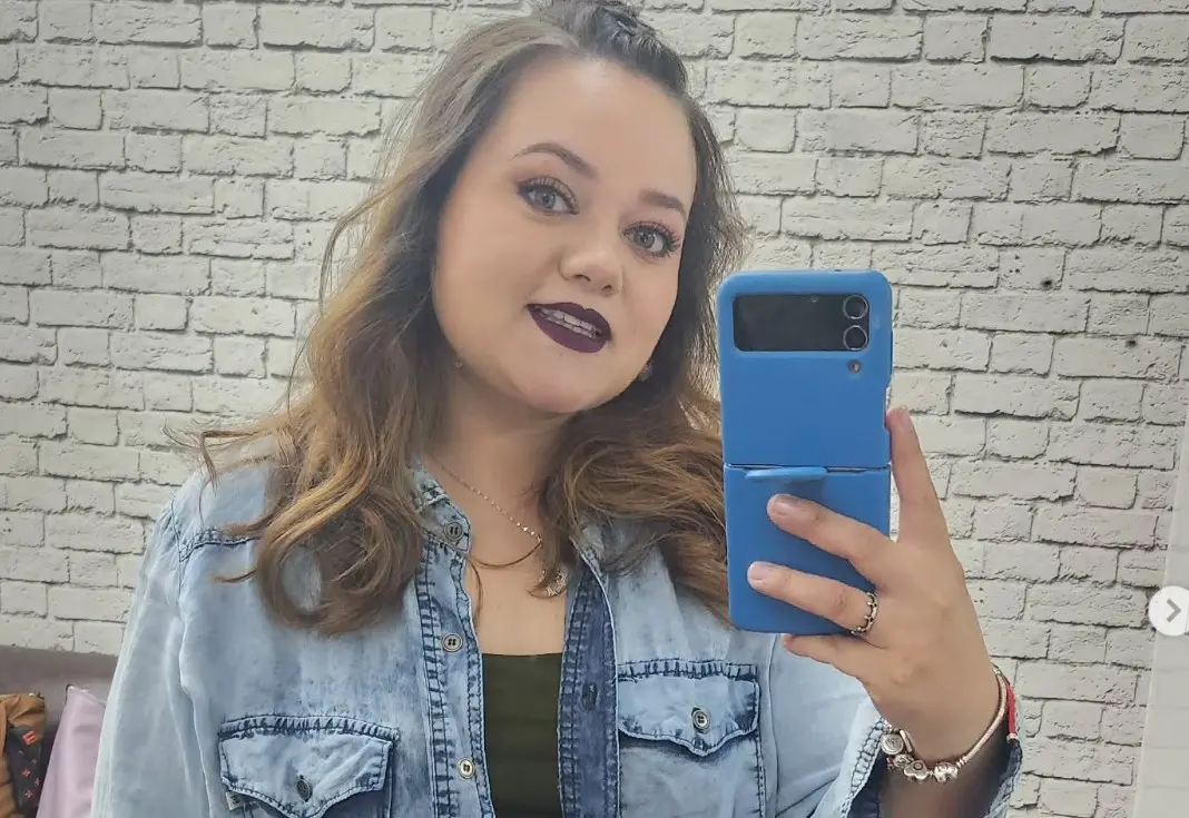 Suele compartir fotos de su familia y también hace colaboraciones con algunas marcas.