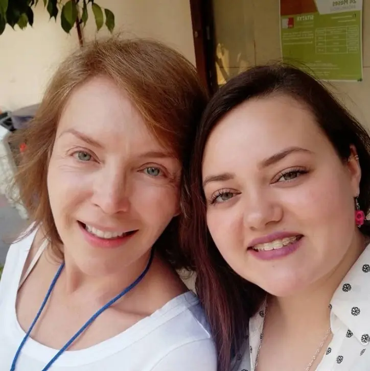 A los 3 años ingresó al CEA, la escuela de actuación de Televisa, y a los 4 años consiguió su primer papel en la telenovela 'María Isabel'.<br>