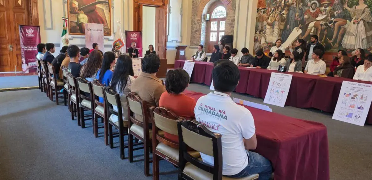 Universitarios recorren Palacio Municipal en encuentro con autoridades. Gobierno de la Ciudad.