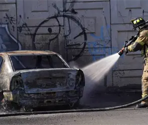 Ola de saqueos tras la ca&iacute;da del "Mencho": 631 autos fueron robados en tres d&iacute;as, reporta la AMIS