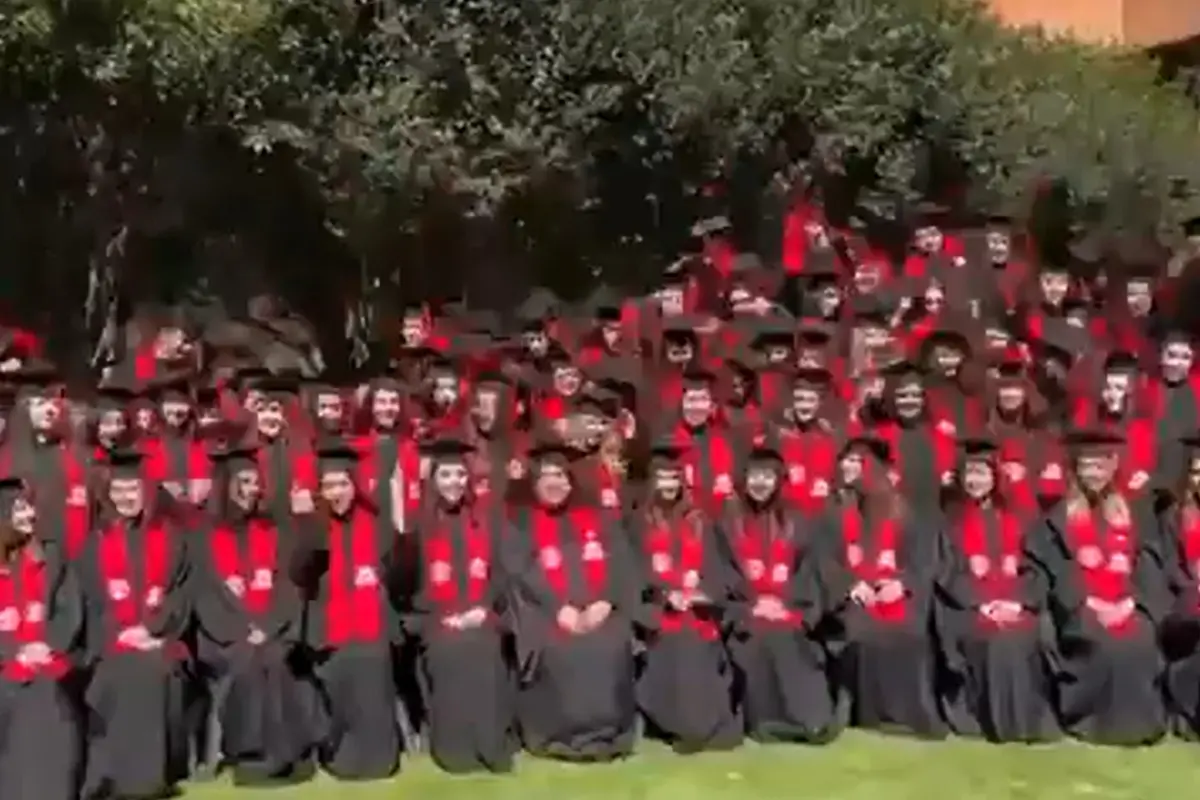 Alumnos caen de templete en la Universidad Iberoamericana Especial