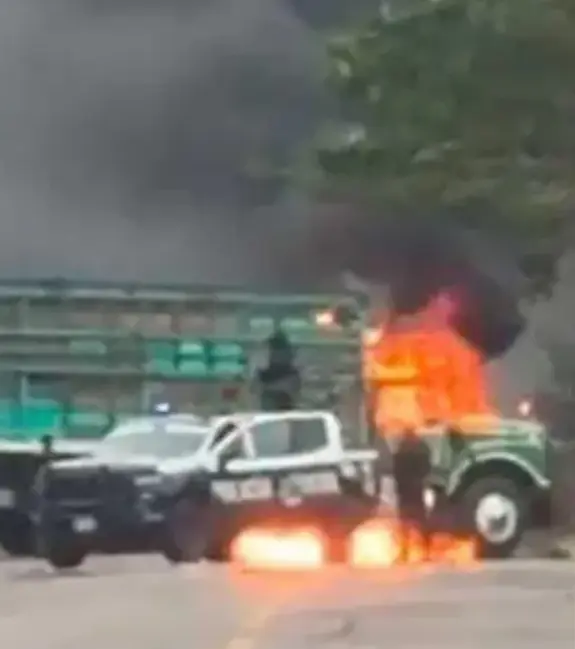 El secretario de Gobierno de Veracruz, Ricardo Ahued Bardahuil, informó que la Fiscalía General del Estado de Veracruz abrió una carpeta de investigación desde que fue localizada la unidad incendiada. X.