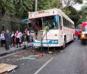 "Solo escuchamos el trancazo": peregrinos relatan aparatoso choque en Constituyentes; hay 15 heridos