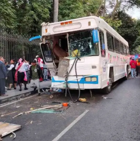 "Solo escuchamos el trancazo": peregrinos relatan aparatoso choque en Constituyentes; hay 15 heridos