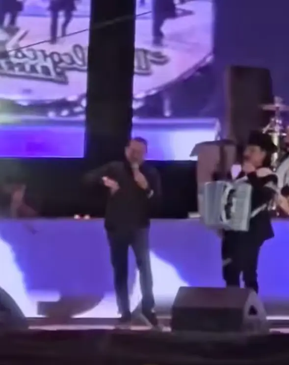 La controversia surgió por videos grabados en una fiesta en el rancho de Segura, en Tepecoacuilco, donde pidió a la banda Los Alegres del Barranco interpretar el corrido "El dueño del palanque". Captura de pantalla.