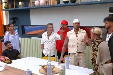 Piden expulsión de Sergio Mayer de La Casa de los Famosos por agredir a El Divo Piden expulsión de Sergio Mayer de La Casa de los Famosos por agredir a El Divo