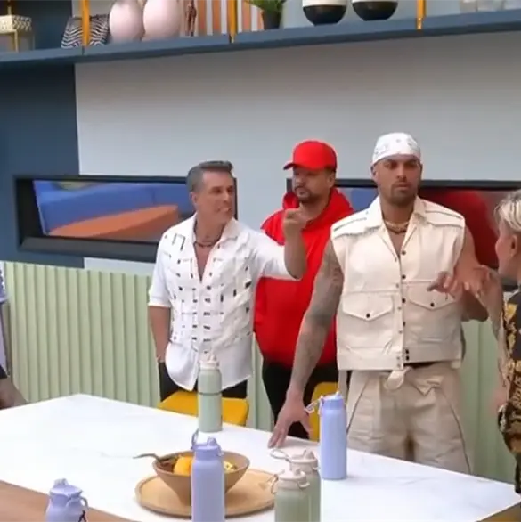 Piden expulsi&oacute;n de Sergio Mayer de La Casa de los Famosos por agredir a El Divo