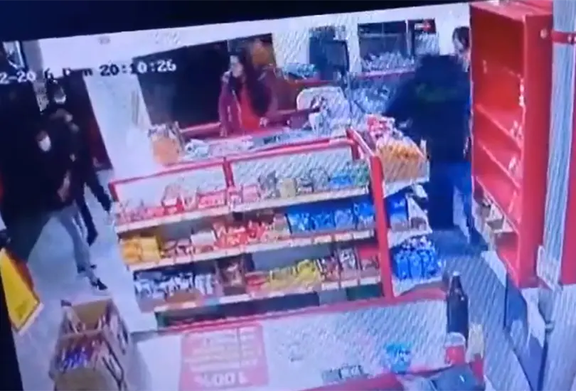 Henry lucha por su vida tras incendio provocado en tienda de Chalco