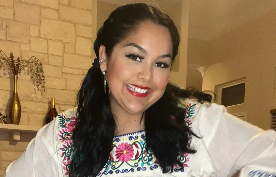 Sandra Wendolee Ayala Gonz&aacute;lez naci&oacute; en Torre&oacute;n, Coahuila, el 14 de enero de 1982, y desde ni&ntilde;a comenz&oacute; a cantar en una iglesia local.