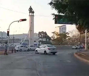 Reportan balacera y ponchallantas en la Glorieta Col&oacute;n de Guadalajara