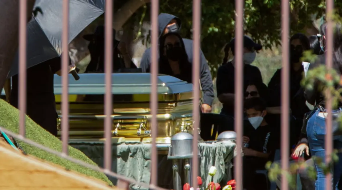  Entre 500 coronas y un féretro dorado, familiares acudieron al funeral del "Mencho" bajo fuerte resguardo de seguridad. 