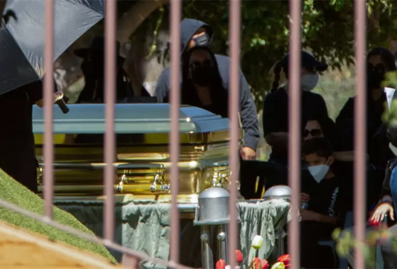 Entre 500 coronas y un f&eacute;retro dorado, familiares acudieron al funeral del Mencho bajo fuerte resguardo de seguridad.